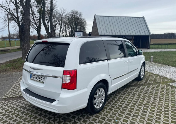 Chrysler Town &amp; Country cena 52900 przebieg: 170000, rok produkcji 2015 z Miłakowo małe 277